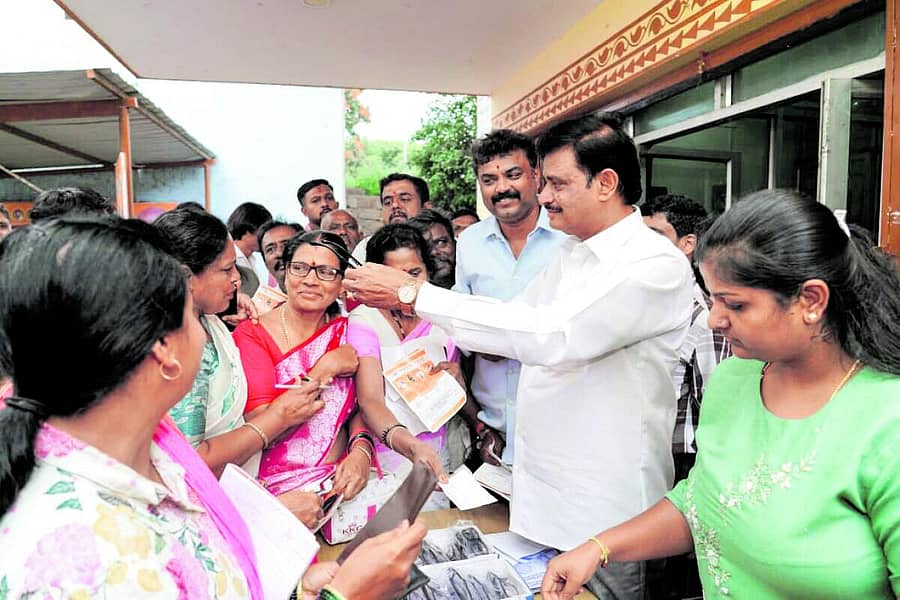 <div class="paragraphs"><p>ಕೆಂಗುಂಟೆ ಸರ್ಕಾರಿ ಆಸ್ಪತ್ರೆ ಆವರಣದಲ್ಲಿ ಹಮ್ಮಿಕೊಂಡಿದ್ದ ಆರೋಗ್ಯ ಉಚಿತ ತಪಾಸಣೆ ಶಿಬಿರದಲ್ಲಿ ಉಚಿತ ಕನ್ನಡಕಗಳನ್ನು ಶಾಸಕ ಮುನಿರತ್ನ ವಿತರಿಸಿದರು</p></div>