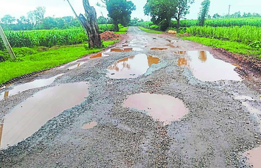 <div class="paragraphs"><p>ಕಲಘಟಗಿ– ತಡಸ ರಾಜ್ಯ ಹೆದ್ದಾರಿಯಲ್ಲಿನ ಗುಂಡಿಗಳಲ್ಲಿ ಸಂಗ್ರಹವಾಗಿದ್ದ ಮಳೆ ನೀರು</p></div>