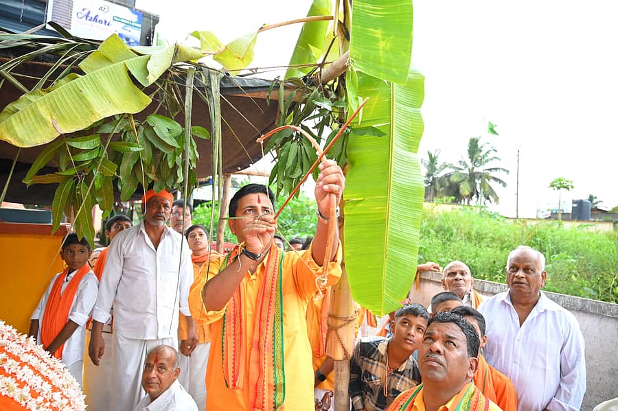 <div class="paragraphs"><p>ಗಣಪತಿ ದೇವಸ್ಥಾನದ ಆವರಣದಿಂದ ಬಾಣ <em>ಬಿಡುವ</em> ಮೂಲಕ ಬನ್ನಿ ಮುಡಿಯುವುದಕ್ಕೆ ಚಾಲನೆ ನೀಡುವುದು</p></div>