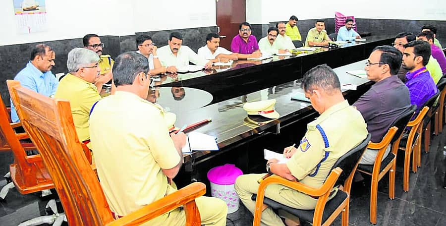 <div class="paragraphs"><p>ಕೊಪ್ಪಳದಲ್ಲಿ ಮಂಗಳವಾರ ಜಿಲ್ಲಾ ಪೊಲೀಸ್‌ ವರಿಷ್ಠಾಧಿಕಾರಿ ಡಾ. ರಾಮ್‌ ಎಲ್‌. ಅರಸಿದ್ಧಿ ವಿವಿಧ ಇಲಾಖೆ ಅಧಿಕಾರಿಗಳ ಜೊತೆ ಸಭೆ ನಡೆಸಿದರು</p></div>