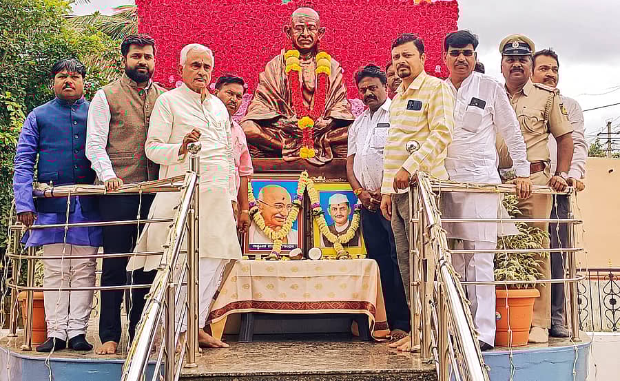 ಬೀಳಗಿ ಮಹಾತ್ಮ ಗಾಂಧೀಜಿ ವೃತ್ತದಲ್ಲಿ ಏರ್ಪಡಿಸಿದ್ದ ಮಹಾತ್ಮ ಗಾಂಧೀಜಿ ಹಾಗೂ ಶಾಸ್ತ್ರಿ ಜಯಂತಿ ಸಮಾರಂಭದಲ್ಲಿ ಅವರ ಭಾವಚಿತ್ರಕ್ಕೆ ಪುಷ್ಪ ಸಮರ್ಪಿಸಿದರು