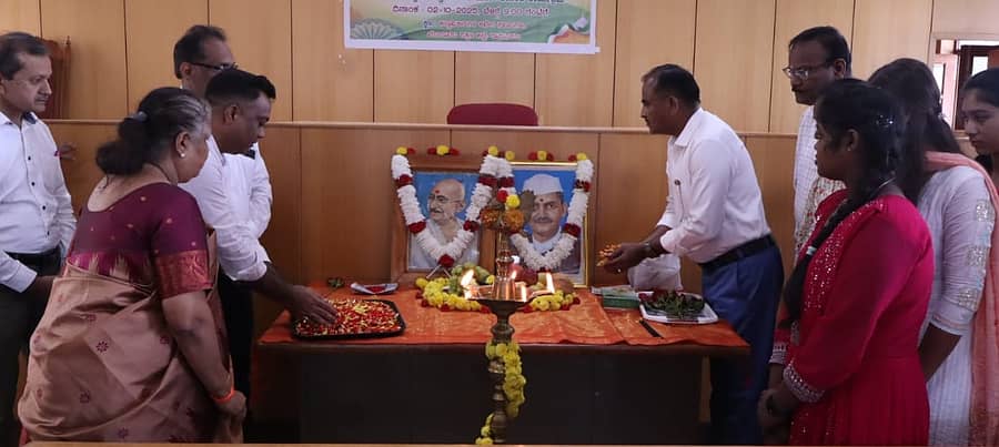 <div class="paragraphs"><p>ರಾಮನಗರದ ಜಿಲ್ಲಾಧಿಕಾರಿ ಕಚೇರಿ ಸಭಾಂಗಣದಲ್ಲಿ ನಡೆದ ಗಾಂಧೀಜಿ ಮತ್ತು ಲಾಲ್ ಬಹದ್ದೂರ್ ಶಾಸ್ತ್ರಿ ಜಯಂತಿ ಆಚರಣೆ ಕಾರ್ಯಕ್ರಮದಲ್ಲಿ ಇಬ್ಬರ ಭಾವಚಿತ್ರಕ್ಕೆ ಹೆಚ್ಚುವರಿ ಜಿಲ್ಲಾಧಿಕಾರಿ ಆರ್. ಚಂದ್ರಯ್ಯ ಹಾಗೂ ಗಣ್ಯರು ಪುಷ್ಪನಮನ ಸಲ್ಲಿಸಿದರು&nbsp;</p></div>