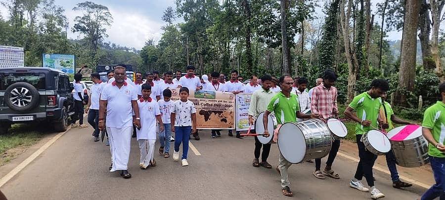 ಅಂತರರಾಷ್ಟ್ರೀಯ ಕಾಫಿ ದಿನದ ಅಂಗವಾಗಿ ಬಾಳೆಹೊನ್ನೂರಿನ ಭದ್ರಾ ಕಾಫಿ ಶಾಫ್‌ನಿಂದ ಜೆಸಿ ವೃತ್ತದವರೆಗೆ ವಿವಿಧ ಸಂಘಟನೆಗಳ ಸಹಯೋಗದಲ್ಲಿ ವಾಕ್ ವಿಥ್ ಕಾಫಿ ಕಾರ್ಯಕ್ರಮ ಆಯೋಜಿಸಿಲಾಗಿತ್ತು 
