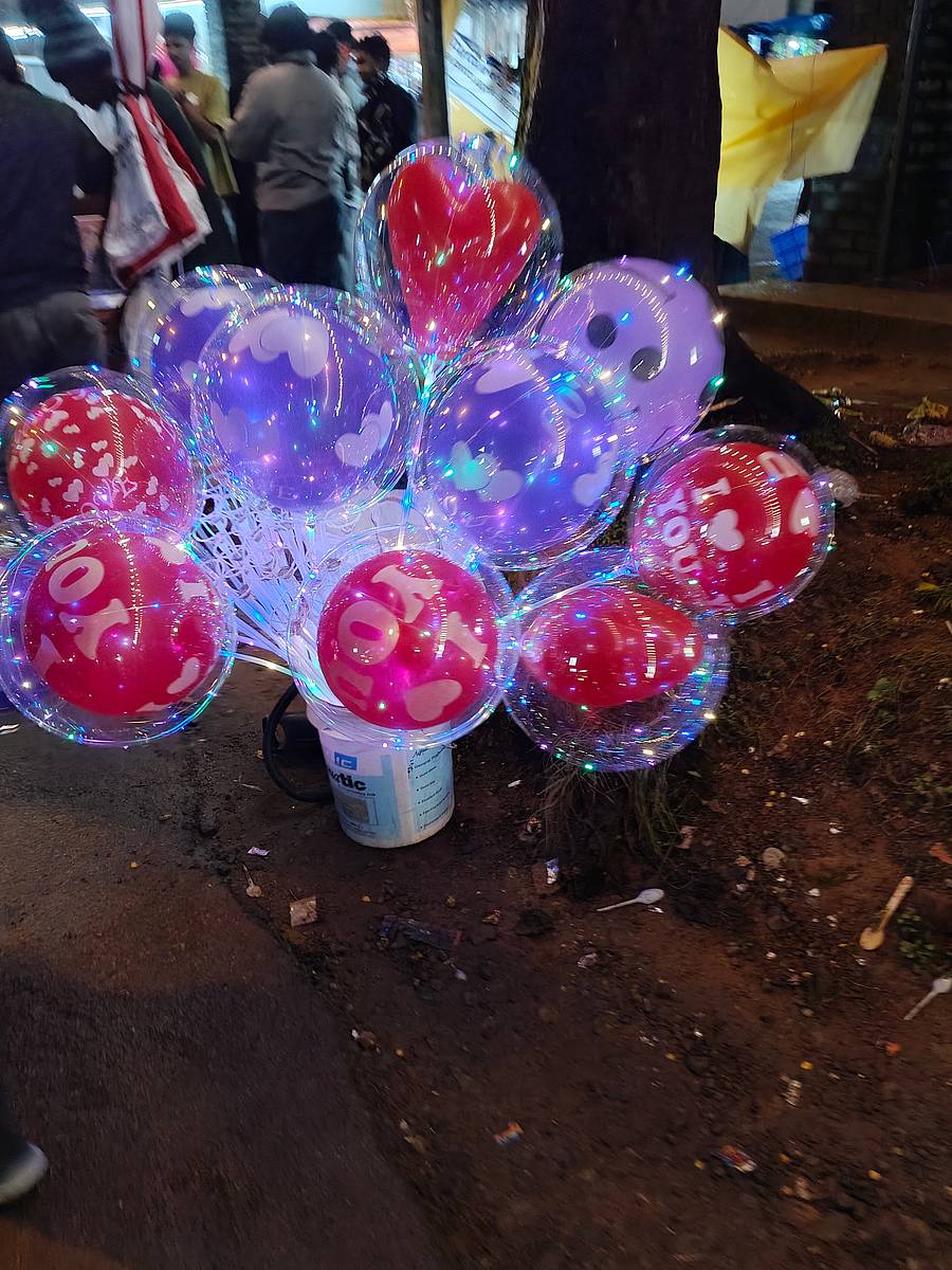 ಮಡಿಕೇರಿ ದಸರೆಯ ವೇಳೆ ಮಾರಾಟ ಮಾಡಲು ರಸ್ತೆ ಬದಿ ಇರಿಸಿದ್ದ ವಿವಿಧ ನಮೂನೆಯ ಬಲೂನ್ಗಳು ಗಮನ ಸೆಳೆದವು