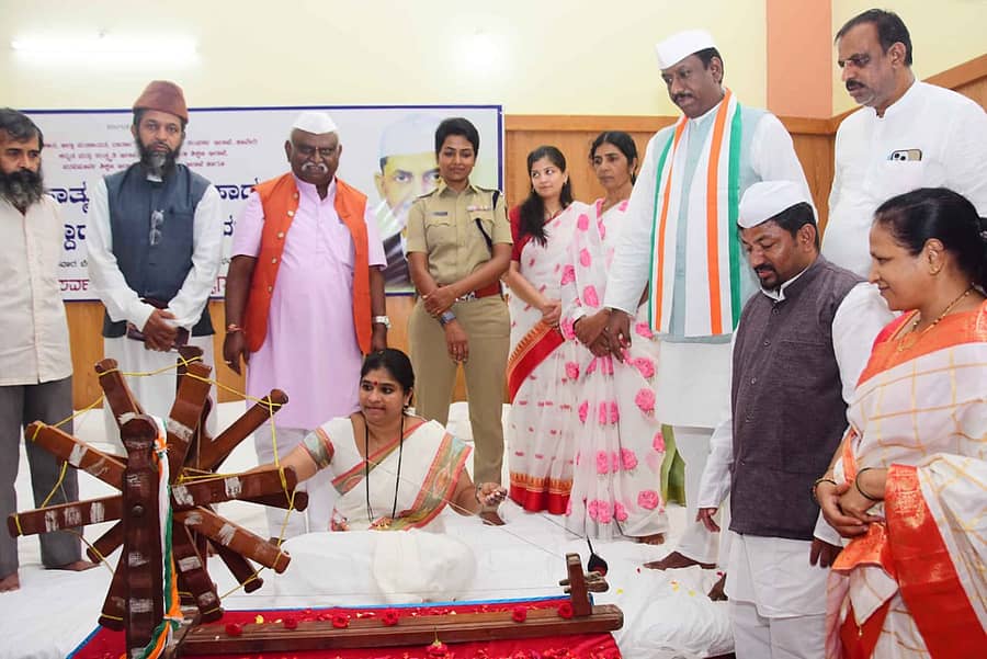 ಹಾವೇರಿಯ ಗಾಂಧಿಭವನದಲ್ಲಿ ಗುರುವಾರ ನಡೆದ ಮಹಾತ್ಮಾ ಗಾಂಧೀಜಿ ಹಾಗೂ ಲಾಲ್‌ ಬಹದ್ದೂರ ಶಾಸ್ತ್ರಿ ಅವರ ಜಯಂತಿ ಕಾರ್ಯಕ್ರಮದಲ್ಲಿ ಪಾಲ್ಗೊಂಡಿದ್ದ ನಗರಸಭೆ ಅಧ್ಯಕ್ಷೆ ಶಶಿಕಲಾ ಮಾಳಗಿ ಅವರು ಚರಕ ಸುತ್ತಿ ದಾರ ನೆಯ್ದರು