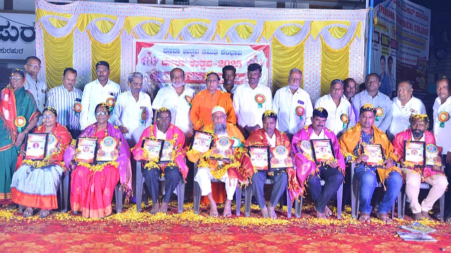 ಕೆಂಭಾವಿ ಪಟ್ಟಣದ ಪುರಸಭೆ ಆವರಣದಲ್ಲಿ ದಸರಾ ಉತ್ಸವ ಸಮಿಯಿಂದ ವಿವಿಧ ಕ್ಷೇತ್ರದ ಸಾಧಕರನ್ನು ಸನ್ಮಾನಿಸಲಾಯಿತು