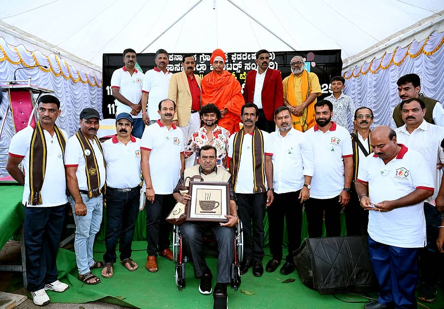 ಸಕಲೇಶಪುರದಲ್ಲಿ ಬುಧವಾರ ನಡೆದ ಅಂತರಾಷ್ಟ್ರೀಯ ಕಾಫಿ ದಿನಾಚರಣೆಯಲ್ಲಿ ಚಿತ್ರನಟ ದೊಡ್ಡಣ್ಣ ಅವರನ್ನು ಸನ್ಮಾನಿಸಲಾಯಿತು