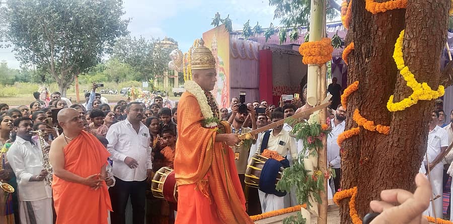 ಚನ್ನರಾಯಪಟ್ಟಣ ತಾಲ್ಲೂಕು ಶ್ರೀಕ್ಷೇತ್ರ ಕುಂದೂರು ಆದಿಚುಂಚನಗಿರಿ ಮಠದಲ್ಲಿ ಕ್ಷೇತ್ರದ ಮಠಾಧೀಶ ನಿರ್ಮಲಾನಂದನಾಥ ಸ್ವಾಮೀಜಿ ಅವರು ಗುರುವಾರ ಶಮಿಪೂಜೆ ನೆರವೇರಿಸಿದರು