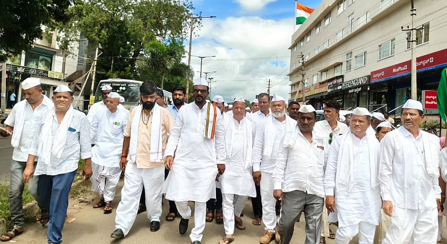 ಇಳಕಲ್‌ನಲ್ಲಿ ಎಸ್.ಆರ್.ಕಾಶಪ್ಪನವರ ಸ್ಮಾರಕ ಪ್ರತಿಷ್ಠಾನದಿಂದ ಶಾಸಕ ವಿಜಯಾನಂದ ಕಾಶಪ್ಪನವರ ನೇತೃತ್ವದಲ್ಲಿ ಸೌಹಾರ್ದ ಪಾದಯಾತ್ರೆ ನಡೆಯಿತು