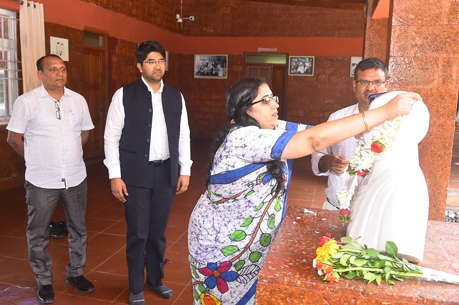 ಮಡಿಕೇರಿಯಲ್ಲಿ ಹೆಚ್ಚುವರಿ ಜಿಲ್ಲಾಧಿಕಾರಿ ಆರ್.ಐಶ್ವರ್ಯ ಅವರು ಮಹಾತ್ಮ ಗಾಂಧಿ ಪುತ್ಥಳಿಗೆ ಗುರುವಾರ ಪುಷ್ಪನಮನ ಸಲ್ಲಿಸಿದರು