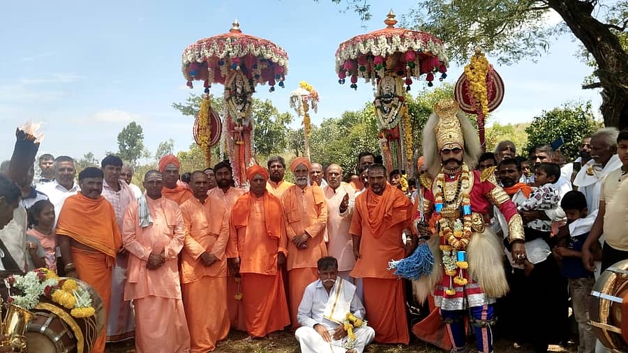 ಹಲಗೂರು ಸಮೀಪದ ಗವಿಮಠದಲ್ಲಿ ಶಮಿಪೂಜಾ ಕಾರ್ಯಕ್ರಮ ವಿಜೃಂಭಣೆಯಿಂದ ನಡೆಯಿತು