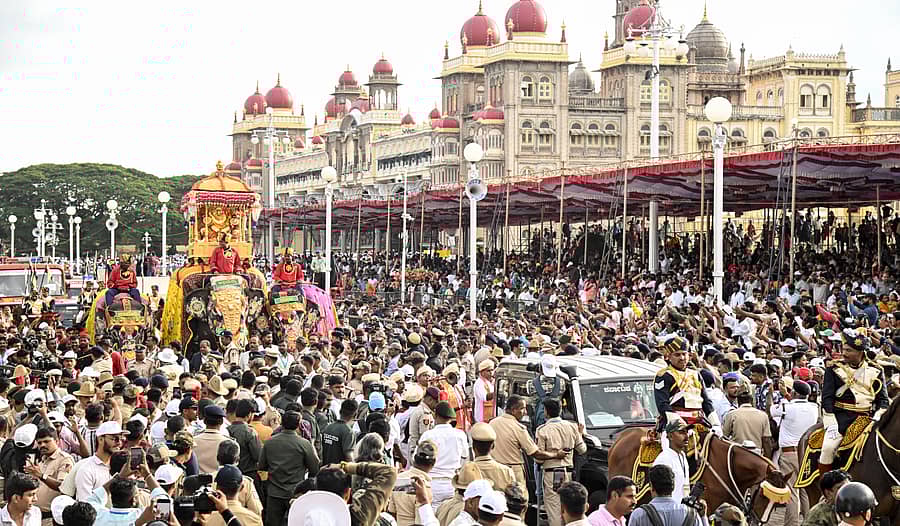 ಮೈಸೂರು ದಸರಾ ಪ್ರಯುಕ್ತ ಗುರುವಾರ ನಡೆದ ಜಂಬೂಸವಾರಿ ಮೆರವಣಿಗೆಯಲ್ಲಿ ಅಂಬಾರಿ ಹೊತ್ತ ಅಭಿಮನ್ಯುವು ಕುಮ್ಕಿ ಆನೆಗಳಾದ ಕಾವೇರಿ ಹಾಗೂ ರೂಪಾ ಜೊತೆ ಸಾಗಿತು. ಪ್ರಜಾವಾಣಿ ಚಿತ್ರ : ಅನೂಪ್ ರಾಘ. ಟಿ.