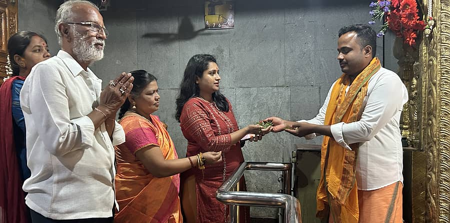 ಚಿತ್ರದುರ್ಗದ ಕಣಿವೆ ಮಾರಮ್ಮ ದೇವಸ್ಥಾನದಲ್ಲಿ ಭಕ್ತರಿಗೆ ಬನ್ನಿ ವಿತರಿಸಲಾಯಿತು