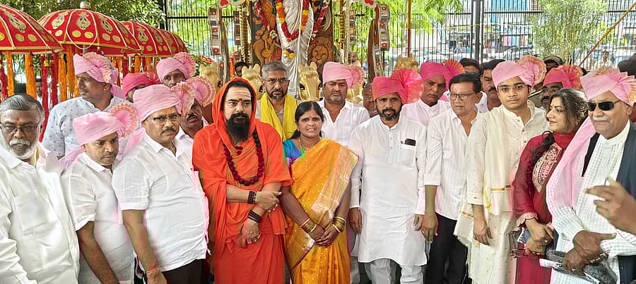 ರಾಯಚೂರು ನಗರದಲ್ಲಿ ಗುರುವಾರ ಮಹಾನಗರ ಪಾಲಿಕೆಯ ವತಿಯಿಂದ ದಸರಾ ಉತ್ಸವದ ಮೆರವಣಿಗೆಗೆ ಕಿಲ್ಲೇ ಬೃಹನ್ಮಠದ ಶಾಂತಮಲ್ಲ ಶಿವಾಚಾರ್ಯ ಸ್ವಾಮೀಜಿ ಚಾಲನೆ ನೀಡಿದರು