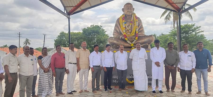 ಅರಸೀಕೆರೆಯ ಹೊರವಲಯದ ಕಸ್ತೂರ ಬಾ ಗಾಂಧಿ ಶಿಬಿರದಲ್ಲಿ ಗಾಂಧೀಜಯಂತಿ ಹಾಗೂ ಲಾಲ್ ಬಹದ್ದೂರ್ ಶಾಸ್ತ್ರಿಯವರ ಜನ್ಮ ದಿನದ ಅಂಗವಾಗಿ ಗಾಂಧೀಜಿ ಪ್ರತಿಮೆಗೆ ಗಣ್ಯರು ಪುಷ್ಪಾರ್ಚನೆ ಸಲ್ಲಿಸಿದರು