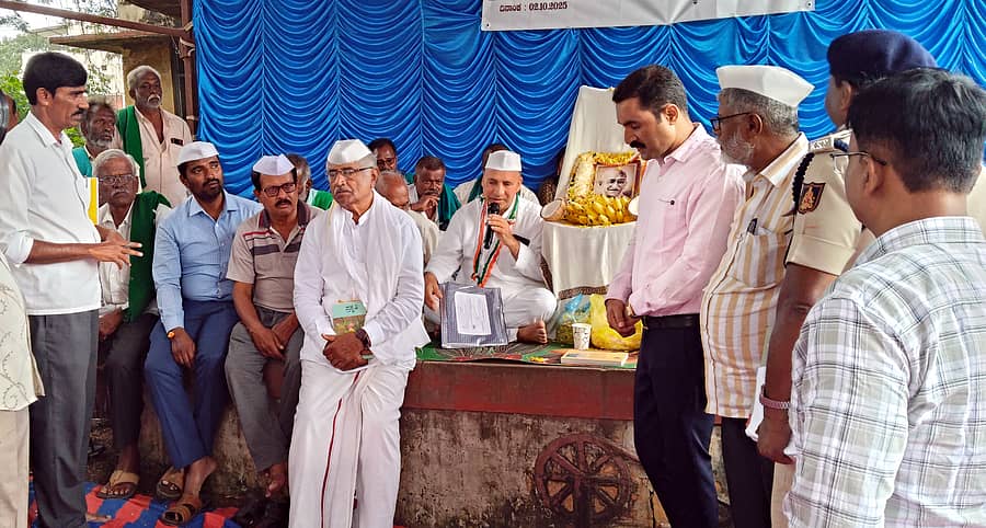 ಚನ್ನಪಟ್ಟಣದ ಗಾಂಧಿಭವನದ ಎದುರು ಗಾಂಧಿವಾದಿ ಕೆಂಗಲ್ ರುದ್ರಯ್ಯ ಅವರು ಉಪವಾಸ ಸತ್ಯಾಗ್ರಹ ಆರಂಭಿಸಿದ್ದ ಸ್ಥಳಕ್ಕೆ ತಹಶೀಲ್ದಾರ್ ಆಗಮಿಸಿ ರುದ್ರಯ್ಯ ಅವರ ಅಹವಾಲು ಕೇಳಿದರು. ವಿವಿಧ ಸಂಘಸಂಸ್ಥೆಗಳ ಪದಾಧಿಕಾರಿಗಳು ಹಾಜರಿದ್ದರು