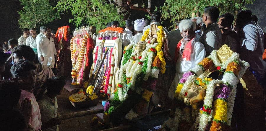 ಭಾರತೀನಗರ ಸಮೀಪದ ಅಣ್ಣೂರು ಗ್ರಾಮದಲ್ಲಿ ದಸರಾ ಹಬ್ಬದ ಅಂಗವಾಗಿ ವಿಜಯದಶಮಿಯಂದು ಗ್ರಾಮದೇವತೆಗಳೊಂದಿಗೆ ಬನ್ನಿಮಂಟಪಕ್ಕೆ ತೆರಳಿ ಪೂಜೆ ಸಲ್ಲಿಸಲಾಯಿತು 