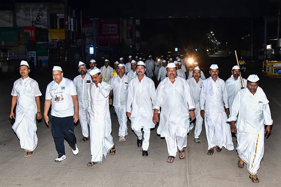 ಕೊಪ್ಪಳದ ಅಶೋಕ ವೃತ್ತದಿಂದ ಲೇಬರ್‌ ಸರ್ಕಲ್‌ ತನಕ ಪಾದಯಾತ್ರೆಯಲ್ಲಿ ಸಾಗಿ ಬಂದ ಜಿಲ್ಲಾಧಿಕಾರಿ ಸುರೇಶ ಇಟ್ನಾಳ –ಪ್ರಜಾವಾಣಿ ಚಿತ್ರಗಳು/ಭರತ್ ಕಂದಕೂರ