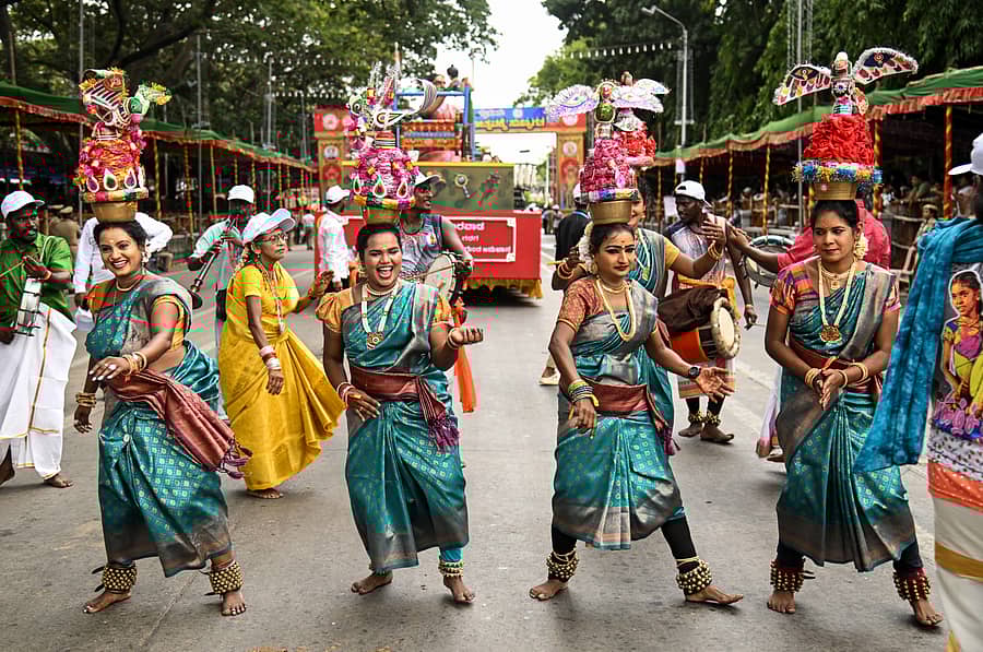 ಜಂಬೂ ಸವಾರಿ ಮೆರವಣಿಗೆಯಲ್ಲಿ ತಮಿಳುನಾಡು ಕಲಾವಿದೆಯರ ‘ಕರಗ ತಪ್ಪಟಂ‘ ನೃತ್ಯ ಗಮನ ಸೆಳೆಯಿತು 
ಪ್ರಜಾವಾಣಿ ಚಿತ್ರ/ಅನೂಪ್ ರಾಘ.ಟಿ.