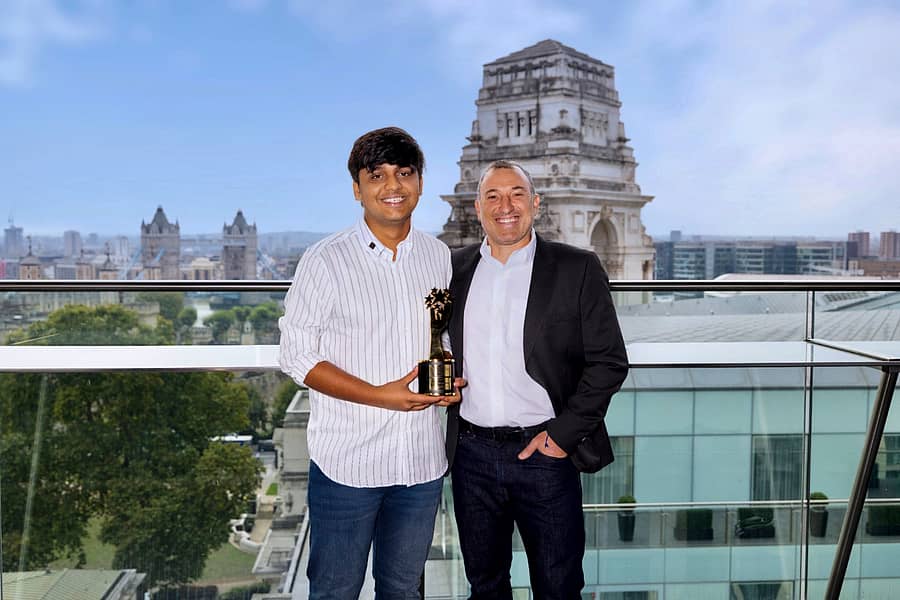 ಛೆಗ್ ಸಂಸ್ಥೆಯ ಸಿಇಒ ನಥನ್ ಶುಲ್ಟ್ಜ್ ಅವರಿಂದ ಆದರ್ಶ್ಕುಮಾರ್ ಅವರು ಪುರಸ್ಕಾರವನ್ನು ಸ್ವೀಕರಿಸಿದರು – ಪಿಟಿಐ ಚಿತ್ರ