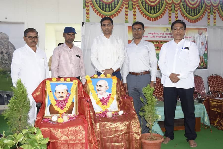 ಯಾದಗಿರಿಯಲ್ಲಿ ಗುರುವಾರ ನಡೆದ ಗಾಂಧಿ ಜಯಂತಿ ಕಾರ್ಯಕ್ರಮದಲ್ಲಿ ರಾಷ್ಟ್ರಪಿತ ಮಹಾತ್ಮಾ ಗಾಂಧೀಜಿ ಹಾಗೂ ಲಾಲ್ ಬಹದ್ದೂರ್ ಶಾಸ್ತ್ರಿ ಅವರ ಭಾವಚಿತ್ರಗಳಿಗೆ ಪೂಜೆ ಸಲ್ಲಿಸಲಾಯಿತು