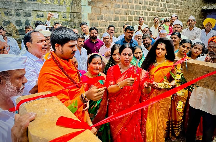 ಬೆಳಗಾವಿ ಗ್ರಾಮೀಣ ಕ್ಷೇತ್ರದ ಮಾವಿನಕಟ್ಟಿ ಗ್ರಾಮದಲ್ಲಿ ಮಹಾಲಕ್ಷ್ಮೀ ರಥ ನಿರ್ಮಾಣ ಕಾಮಗಾರಿಗೆ ಸಚಿವೆ ಲಕ್ಷ್ಮೀ ಹೆಬ್ಬಾಳಕರ ಬುಧವಾರ ಪೂಜೆ ನೆರವೇರಿಸಿದರು