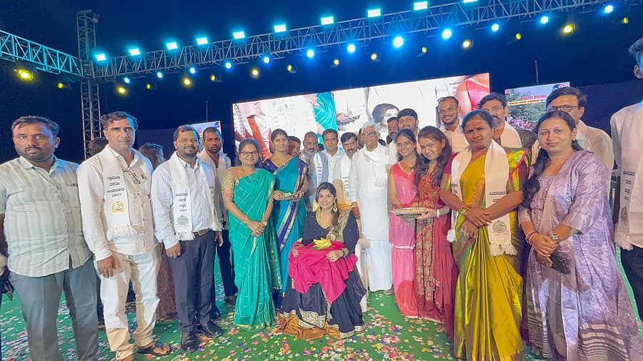 ಸಿಂಧನೂರಿನ ತಾಲ್ಲೂಕು ಕ್ರೀಡಾಂಗಣದಲ್ಲಿ ಬುಧವಾರ ರಾತ್ರಿ ದಸರಾ ಉತ್ಸವ ಸಮಿತಿಯಿಂದ ಹಮ್ಮಿಕೊಂಡಿದ್ದ ಯುವ ದಸರಾ ಕಾರ್ಯಕ್ರಮದಲ್ಲಿ ಖ್ಯಾತ ನಿರೂಪಕಿ ಅನುಶ್ರೀ ಅವರಿಗೆ ಉಡಿ ತುಂಬಿ ಗೌರವಿಸಲಾಯಿತು