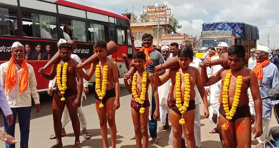 ಅಮಿನಗಡ ಪಟ್ಟಣದಲ್ಲಿ ಬುಧವಾರ ಗರಡಿಮನೆಯ ಜಟ್ಟಿಗಳಿಂದ ಲೋಡ್ ಮೆರವಣಿಗೆ ನಡೆಯಿತು