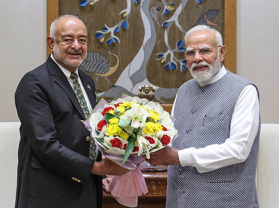 ನಿವೃತ್ತ ಲೆಫ್ಟಿನೆಂಟ್ ಗವರ್ನರ್‌ ಅಡ್ಮಿರಲ್‌ ಡಿ.ಕೆ.ಜೋಶಿ ಮತ್ತು ಪ್ರಧಾನಿ ನರೇಂದ್ರ ಮೋದಿ