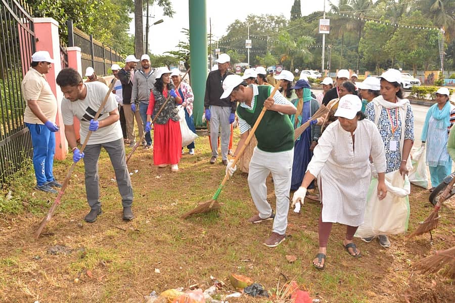 ಹಾಸನದಲ್ಲಿ ಗುರುವಾರ ಹಮ್ಮಿಕೊಂಡಿದ್ದ ಶ್ರಮದಾನದಲ್ಲಿ ಸಂಸದ ಶ್ರೇಯಸ್ ಪಟೇಲ್‌, ಜಿಲ್ಲಾಧಿಕಾರಿ ಕೆ.ಎಸ್. ಲತಾಕುಮಾರಿ ಸೇರಿದಂತೆ ಅಧಿಕಾರಿಗಳು, ಸಾರ್ವಜನಿಕರು ಪಾಲ್ಗೊಂಡಿದ್ದರು. 