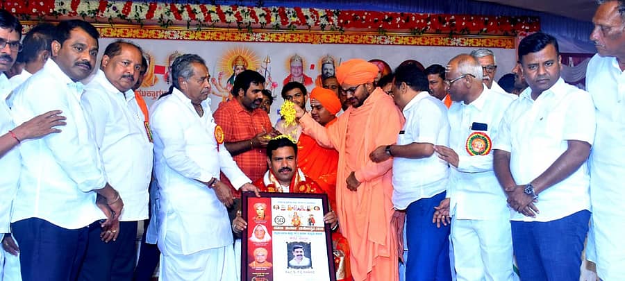 ಮಾನ್ವಿ ಕಲ್ಮಠದಲ್ಲಿ ನಡೆದ ಸರ್ವ ಧರ್ಮ ಸಮ್ಮೇಳನದಲ್ಲಿ ಕಲ್ಮಠದ ಪೀಠಾಧ್ಯಕ್ಷ ವಿರೂಪಾಕ್ಷ ಪಂಡಿತಾರಾಧ್ಯ ಶಿವಾಚಾರ್ಯ ಸ್ವಾಮೀಜಿ ಅವರು ಬಿಜೆಪಿ ರಾಜ್ಯ ಘಟಕದ ಅಧ್ಯಕ್ಷ ಬಿ.ವೈ.ವಿಜಯೇಂದ್ರ ಅವರನ್ನು ಸನ್ಮಾನಿಸಿದರು