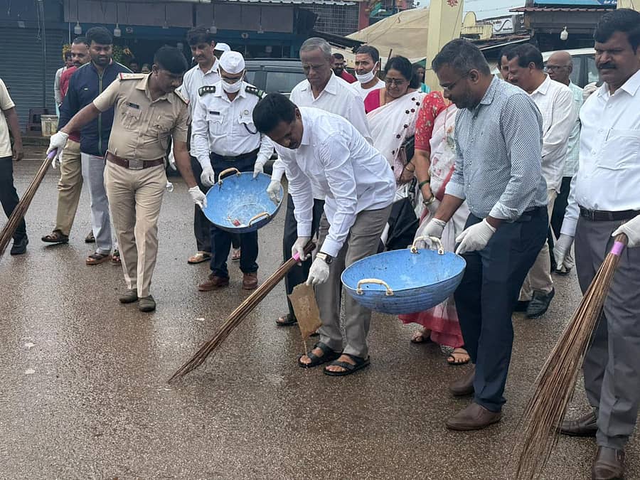 ಗಾಂಧೀಜಿ ಹಾಗೂ ಶಾಸ್ತ್ರೀಜಿ ಜಯಂತಿ ಅಂಗವಾಗಿ ಶಿರಸಿಯಲ್ಲಿ ಶಾಸಕ ಭೀಮಣ್ಣ ನಾಯ್ಕ ಸ್ವಚ್ಛತೆ ಕಾರ್ಯ ನಡೆಸಿದರು