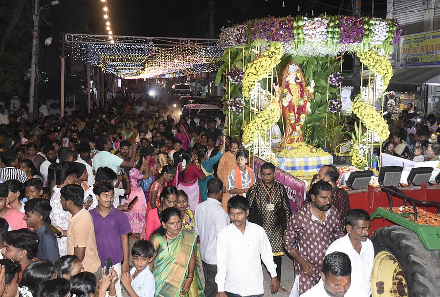 ಯಾದಗಿರಿ ನಗರದಲ್ಲಿ ಗುರುವಾರ ವಿಜಯದಶಮಿ ಅಂಗವಾಗಿ ದೇವಿಯ ಮೂರ್ತಿಯ ಅದ್ದೂರಿ ಮೆರವಣಿಗೆ ಜರುಗಿತು