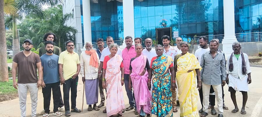 ರಾಮನಗರದಲ್ಲಿರುವ ಜಿಲ್ಲಾ ಪೊಲೀಸ್ ವರಿಷ್ಠಾಧಿಕಾರಿ ಕಚೇರಿ ಎದುರು ತಾಲ್ಲೂಕಿನ ತಮ್ಮನಾಯಕನಹಳ್ಳಿ ಕಾಲೊನಿ ಜನ ಗುರುವಾರ ಪ್ರತಿಭಟನೆ ನಡೆಸಿದರು 