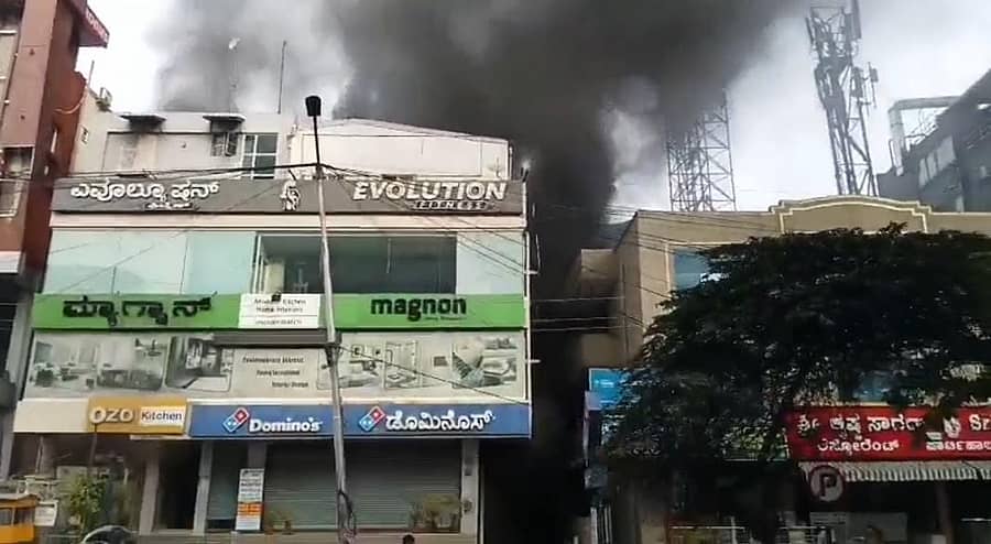 ಇ.ವಿ ಶೋರೂಂನಲ್ಲಿ ಕಾಣಿಸಿಕೊಂಡಿದ್ದ ಬೆಂಕಿಯಿಂದ ಆವರಿಸಿದ್ದ ದಟ್ಟ ಹೊಗೆ