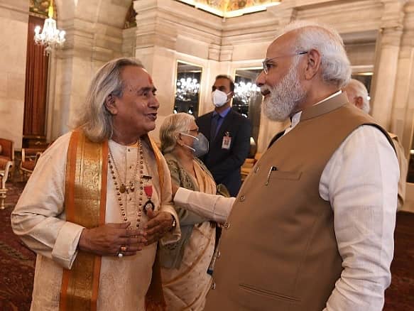 <div class="paragraphs"><p>ಪಂಡಿತ್ ಛನ್ನೂಲಾಲ್ ಮಿಶ್ರಾ ಅವರೊಂದಿಗೆ ಪ್ರಧಾನಿ ನರೇಂದ್ರ ಮೋದಿ</p></div>