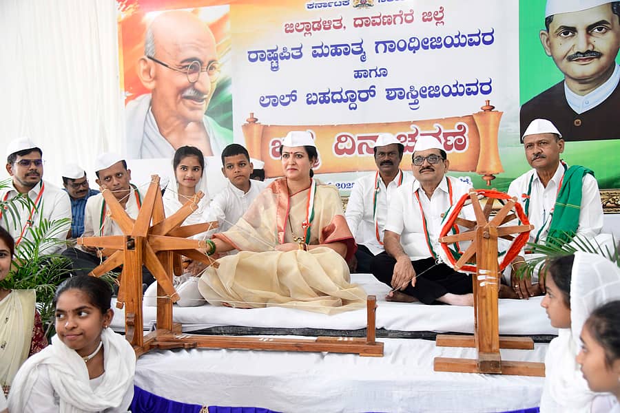 ದಾವಣಗೆರೆಯ ರಾಮನಗರದ ಗಾಂಧಿ ಭವನದಲ್ಲಿ ಮಹಾತ್ಮ ಗಾಂಧೀಜಿ ಹಾಗೂ ಮಾಜಿ ಪ್ರಧಾನಿ ಲಾಲ್ ಬಹದ್ದೂರ್ ಶಾಸ್ತ್ರಿ ಜಯಂತಿ ಅಂಗವಾಗಿ ಗುರುವಾರ ಏರ್ಪಡಿಸಿದ್ದ ಕಾರ್ಯಕ್ರಮದಲ್ಲಿ ಸಂಸದೆ ಡಾ.ಪ್ರಭಾ ಮಲ್ಲಿಕಾರ್ಜುನ್ ಅವರು ಚರಕದಿಂದ ನೂಲು ತೆಗೆದರು