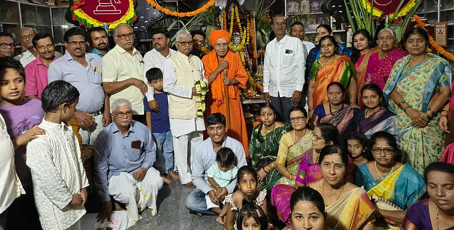 ಮುಂಡರಗಿಯ ಜಗದ್ಗುರು ಅನ್ನದಾನೀಶ್ವರ ಮಠದಲ್ಲಿ ಭಕ್ತರು ಆಯುಧ ಪೂಜೆ ನೆರವೇರಿಸಿದರು
