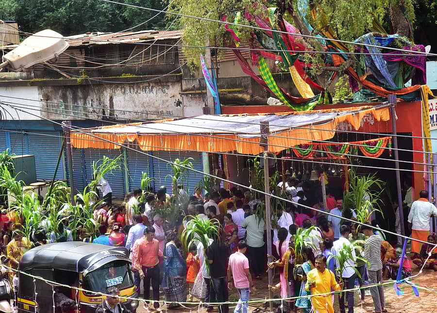 ಹಳೇಹುಬ್ಬಳ್ಳಿಯ ಬನ್ನಿಮಹಾಕಾಳಿ ದೇವಸ್ಥಾನದಲ್ಲಿ ದೇವಿ ದರ್ಶನಕ್ಕಾಗಿ ಸರತಿನಲ್ಲಿ ನಿಂತಿದ್ದ ಭಕ್ತರು
ಪ್ರಜಾವಾಣಿ ಚಿತ್ರಗಳು: ಗುರು ಹಬೀಬ