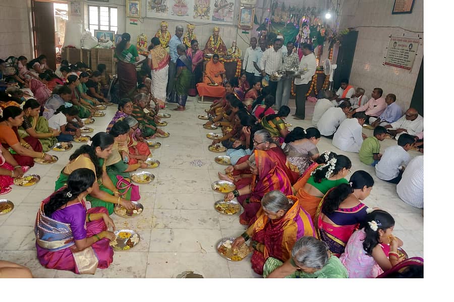 ಬನಹಟ್ಟಿಯ ಸಿದ್ಧಾರೂಢ ಮಠದಲ್ಲಿ ನವರಾತ್ರಿ ಉತ್ಸವದ ಅಂಗವಾಗಿ ಹಮ್ಮಿಕೊಂಡಿದ್ದ ದೇವಿ ಪುರಾಣ ಮಂಗಲ ಕಾರ್ಯಕ್ರಮದಲ್ಲಿ ಪ್ರಸಾದ ವ್ಯವಸ್ಥೆ ಮಾಡಲಾಗಿತ್ತು