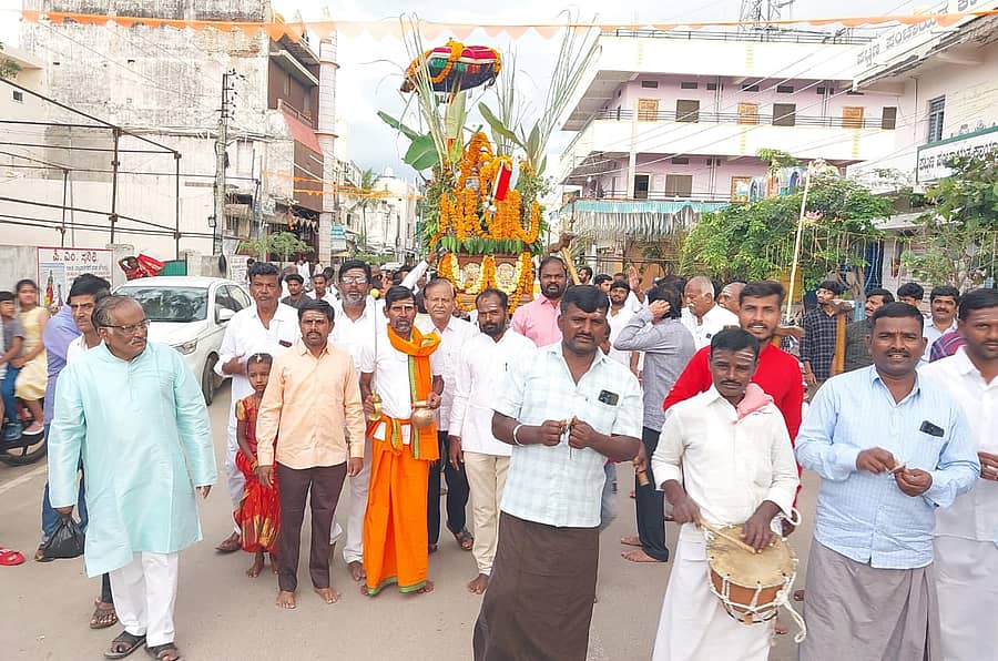 ಕನಕಗಿರಿಯಲ್ಲಿ ವಿಜಯದಶಮಿ ಹಬ್ಬದ ನಿಮಿತ್ತ ವೀರಭದ್ರೇಶ್ವರ ದೇವರ ಪಲ್ಲಕ್ಕಿ ಮೆರವಣಿಗೆ ಗುರುವಾರ ಸಂಜೆ ವಿಜೃಂಭಣೆಯಿಂದ ನಡೆಯಿತು