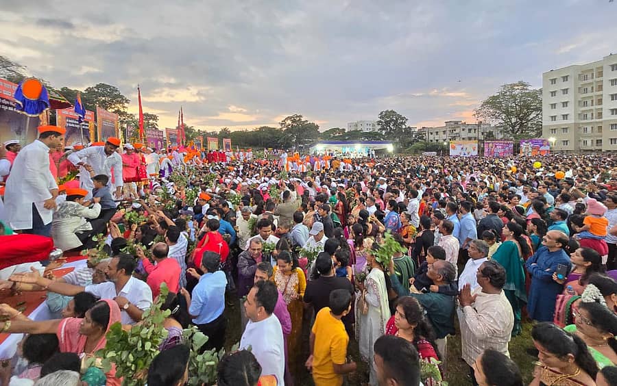 <div class="paragraphs"><p>ಬೆಳಗಾವಿಯ ಮರಾಠಿ ವಿದ್ಯಾನಿಕೇತನ ಶಾಲೆ ಮೈದಾನದಲ್ಲಿ ಗುರುವಾರ ಸಂಜೆ ಸೀಮೋಲ್ಲಂಘನೆ ಕಾರ್ಯಕ್ರಮ ಮುಗಿದ ನಂತರ, ಬನ್ನಿ ಮುಡಿಯಲಾಯಿತು</p></div>