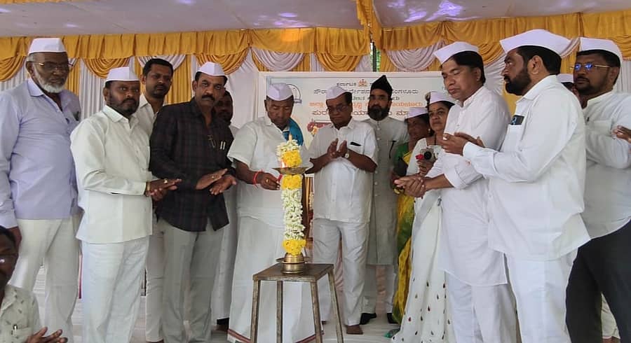 ಮಾನ್ವಿಯಲ್ಲಿ ಗುರುವಾರ ರಾಷ್ಟ್ರಪಿತ ಮಹಾತ್ಮ ಗಾಂಧಿ ಹಾಗೂ ಮಾಜಿ ಪ್ರಧಾನಿ ಲಾಲ್ ಬಹಾದ್ದೂರ್ ಶಾಸ್ತ್ರೀಜಿ ಜಯಂತಿ ಕಾರ್ಯಕ್ರಮವನ್ನು ಶಾಸಕ ಜಿ.ಹಂಪಯ್ಯ ನಾಯಕ ಉದ್ಘಾಟಿಸಿದರು