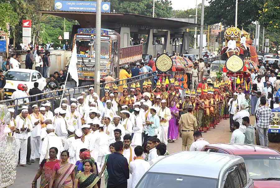 ಧಾರವಾಡದ ದಸರಾ ಜಂಬೂ ಸವಾರಿ ಸಮಿತಿ ವತಿಯಿಂದ ಬುಧವಾರ ನಗರದ ಪ್ರಮುಖ ಬೀದಿಗಳಲ್ಲಿ ಜಂಬೂ ಸವಾರಿ ಮೆರವಣಿಗೆ ನಡೆಯಿತು