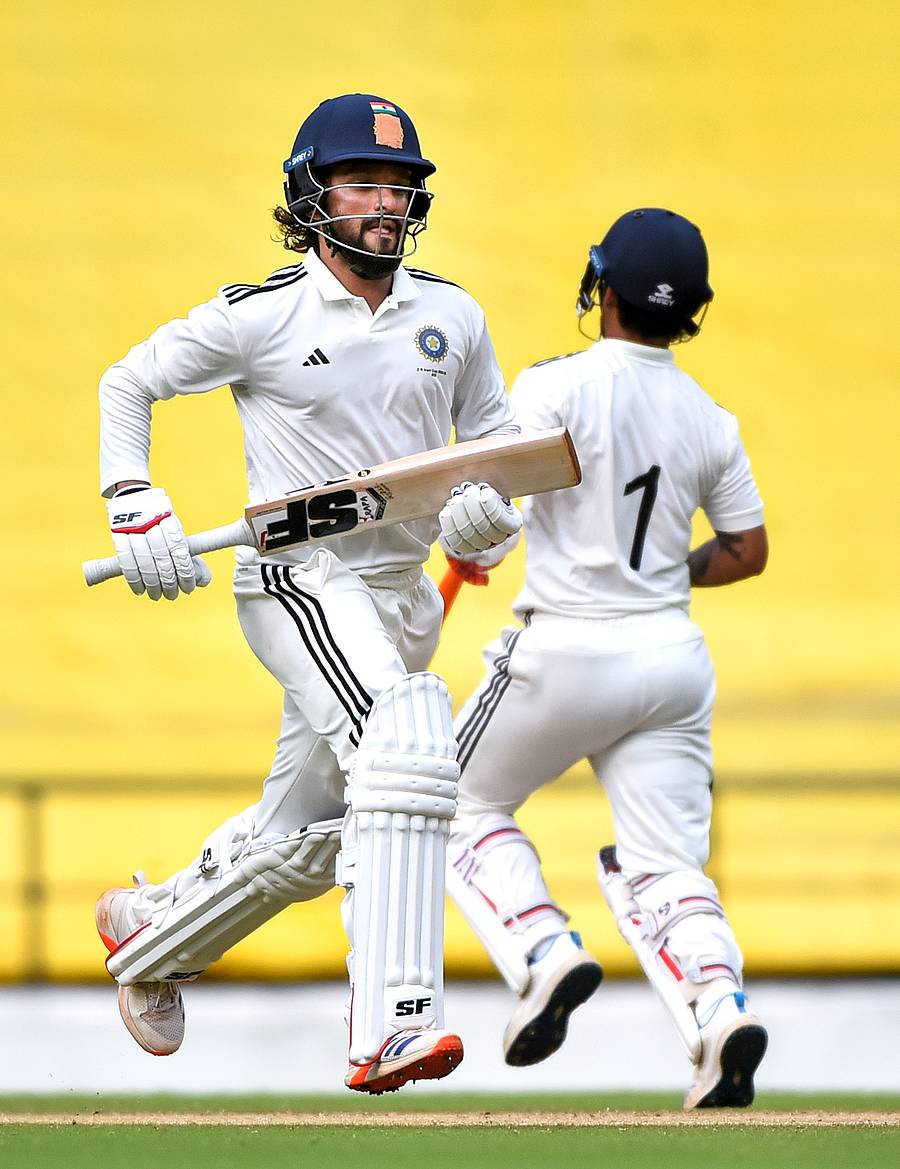 ರೆಸ್ಟ್ ಆಫ್ ಇಂಡಿಯಾ ತಂಡದ ರಜತ್ ಪಾಟೀದಾರ್ ಮತ್ತು ಅಭಿಮನ್ಯು ಈಶ್ವರನ್ –ಪಿಟಿಐ ಚಿತ್ರ