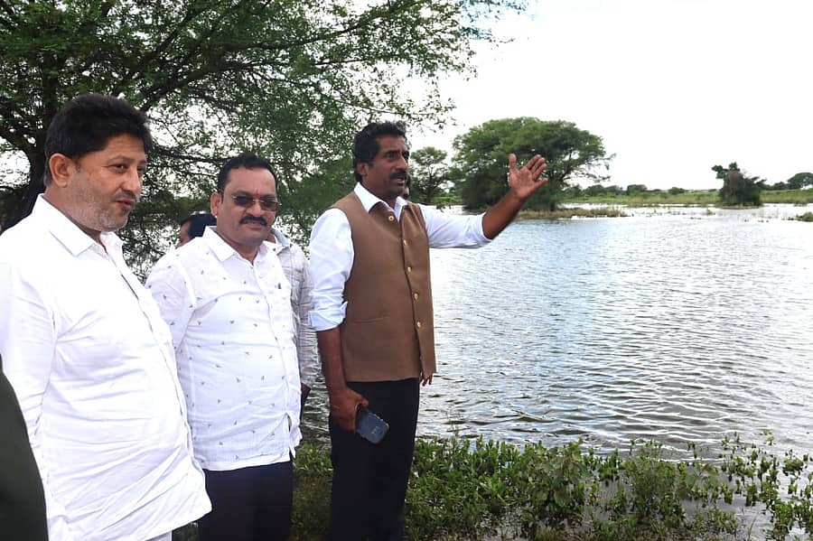 ಪೌರಾಡಳಿತ ಸಚಿವ ರಹೀಂ ಖಾನ್‌ ಅವರು ಬೀದರ್‌ ತಾಲ್ಲೂಕು ವ್ಯಾಪ್ತಿಯ ಪ್ರವಾಹ ಪೀಡಿತ ಸ್ಥಳಗಳಿಗೆ ಭೇಟಿ ಕೊಟ್ಟು ಪರಿಶೀಲನೆ ನಡೆಸಿದರು