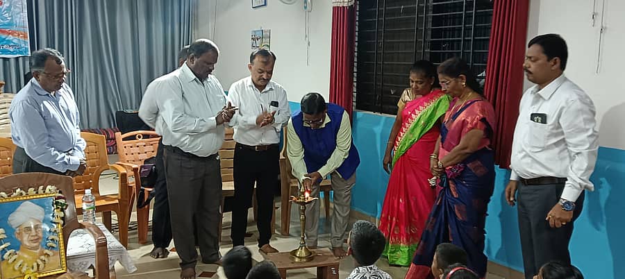 ಅಳ್ನಾವರದ ತೆಲುಗು ಸಮಾಜದವರು ಹಮ್ಮಿಕೊಂಡಿದ್ದ ಶಿಕ್ಷಕರ ದಿನಾಚರಣೆ ಕಾರ್ಯಕ್ರಮವನ್ನು ಸಮಾಜದ ಅಧ್ಯಕ್ಷ ಬಿ.ಸಿ.ದಮ್ಮು ಉದ್ಘಾಟಿಸಿದರು. ಯುಹಾನ್ ಸಿಂಗೆನಮು ಭಾಗವಹಿಸಿದ್ದರು