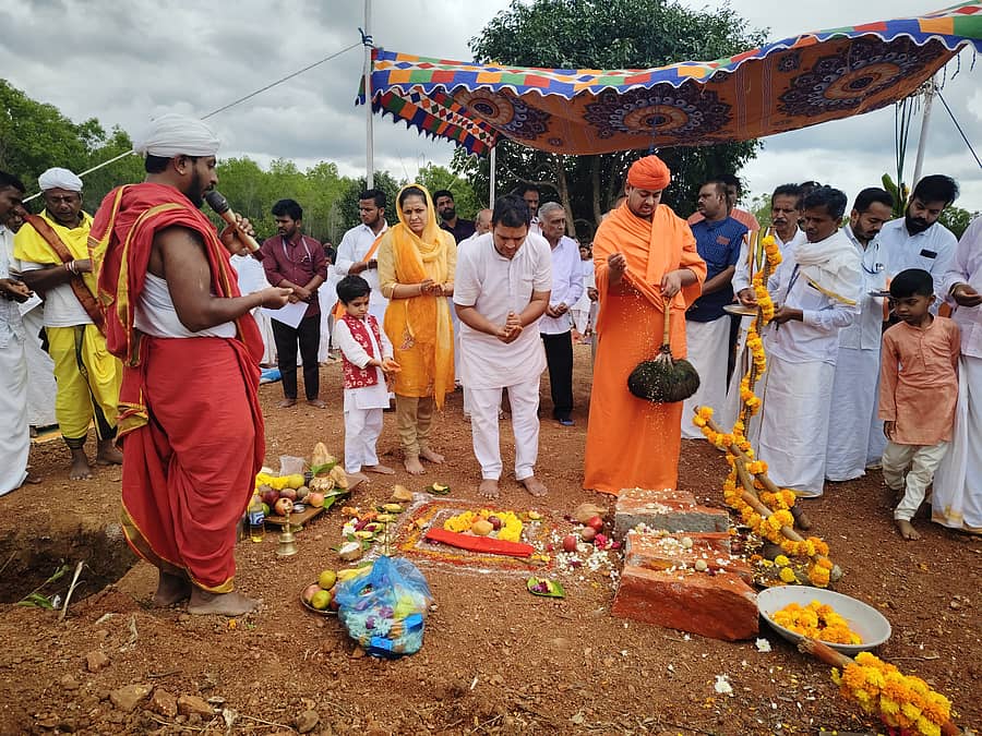 ಶ್ರವಣಬೆಳಗೊಳದ ಹೊರ ವಲಯದಲ್ಲಿರುವ ಧವಲತೀರ್ಥಂನ ಸಂಕೀರ್ಣದಲ್ಲಿ ಪಾರಂಪರಿಕ ಗುರುಕುಲ ನಿರ್ಮಾಣ ಕಾಮಗಾರಿಗೆ ಕ್ಷೇತ್ರದ ಪೀಠಾಧಿಪತಿಗಳಾದ ಸ್ವಸ್ತಿಶ್ರೀ ಅಭಿನವ ಚಾರುಕೀರ್ತಿ ಭಟ್ಟಾರಕ ಸ್ವಾಮೀಜಿ ನೆರವೇರಿಸಿದ ಸಂದರ್ಭದಲ್ಲಿ ದಾನಿಗಳಾದ ರಾಜಸ್ಥಾನದ ಕವೀಶ್ ಜೈನ್ ಕೃತಿ ಜೈನ್, ಕಿಯಾಂಶ್ ಜೈನ್ ಇತರರು ಪಾಲ್ಗೊಂಡಿದ್ದರು