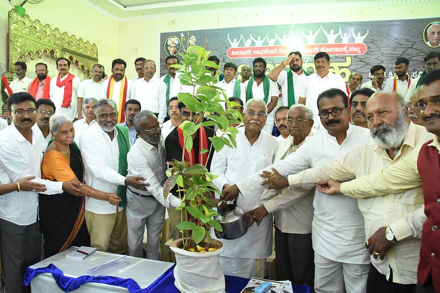 ಗಿಡಕ್ಕೆ ನೀರು ಹಾಕುವ ಮೂಲಕ ಚಿಕ್ಕಬಳ್ಳಾಪುರದಲ್ಲಿ ಜಲಾಗ್ರಹ ಸಮಾವೇಶವನ್ನು ಗಣ್ಯರು ಉದ್ಘಾಟಿಸಿದರು