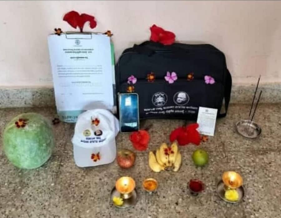 ಆಯುಧಪೂಜೆಯ ದಿನ ಸಮೀಕ್ಷೆಗೆ ಬಳಸುವ ಸಾಮಗ್ರಿಗಳಿಗೆ ಪೂಜೆ ಸಲ್ಲಿಸಿ ಶುಭಾಶಯ ಹಾರೈಸಿದ್ದ ಸಮೀಕ್ಷೆದಾರರು